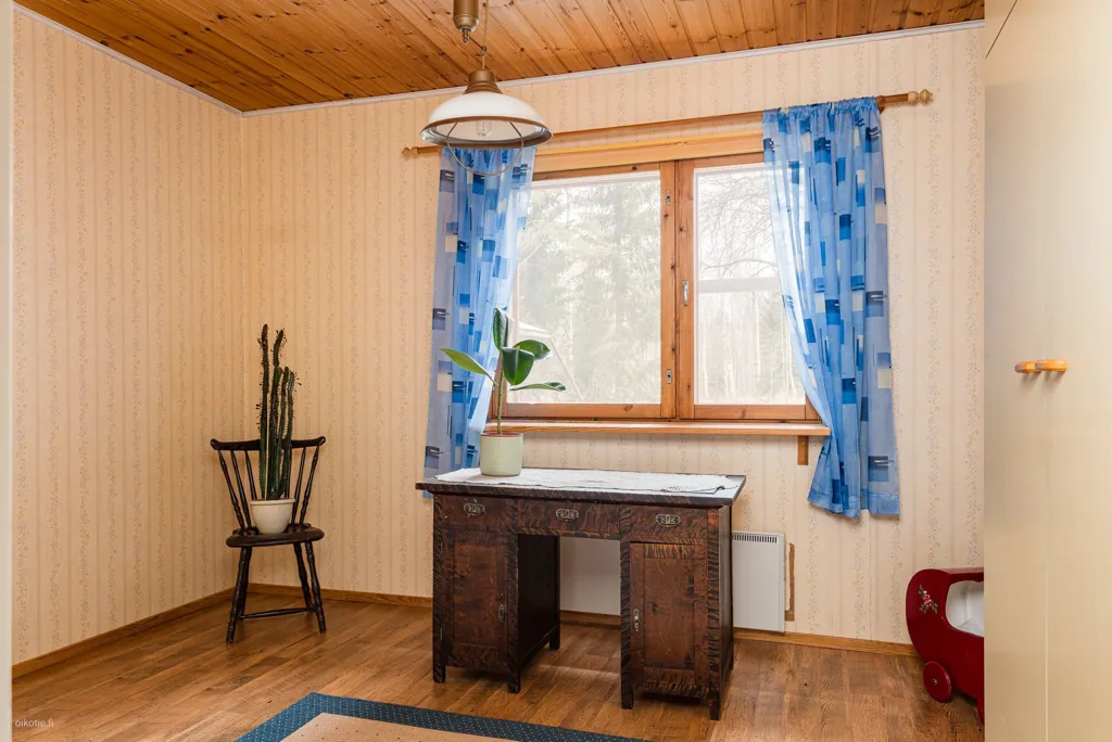 Bureau - 1980s Cottage with River Access in Kellahti, Pori