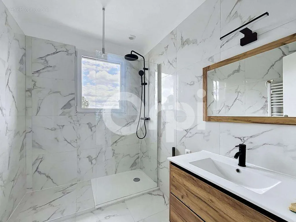 Salles de bain - Appartement Lumineux avec Balcon à Brive-la-Gaillarde