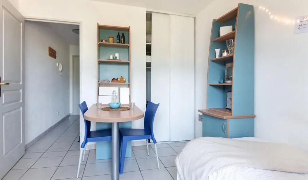 Chambres - Appartement Meublé avec Loggia à Bron