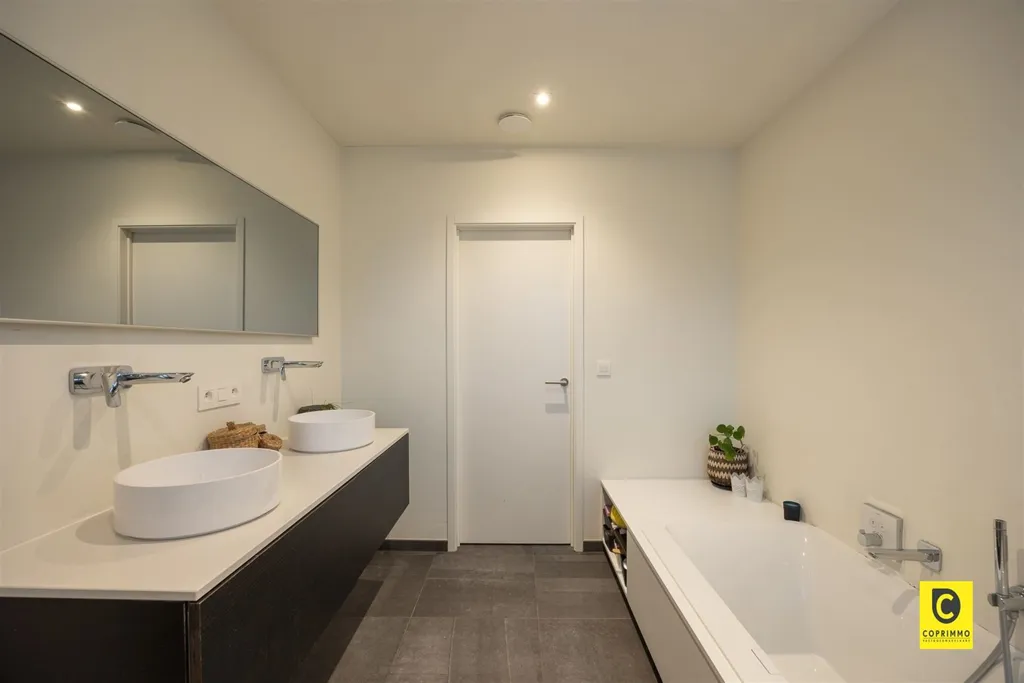 Salles de bain - Maison Moderne avec Terrasse à Niel