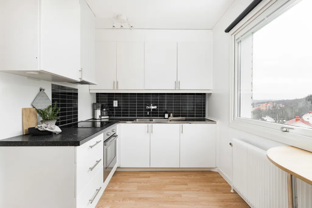 Cuisine - Top-Floor Apartment with South-Facing Balcony in Jönköping