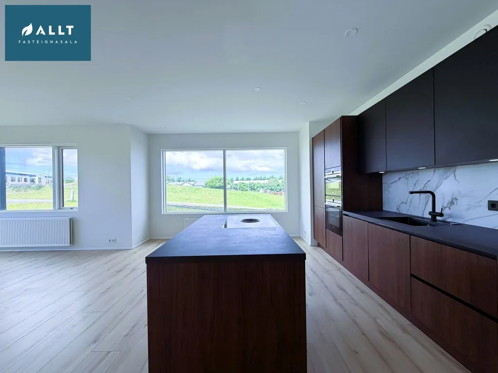 Köök - Modern Apartment with Balcony in Reykjanesbær