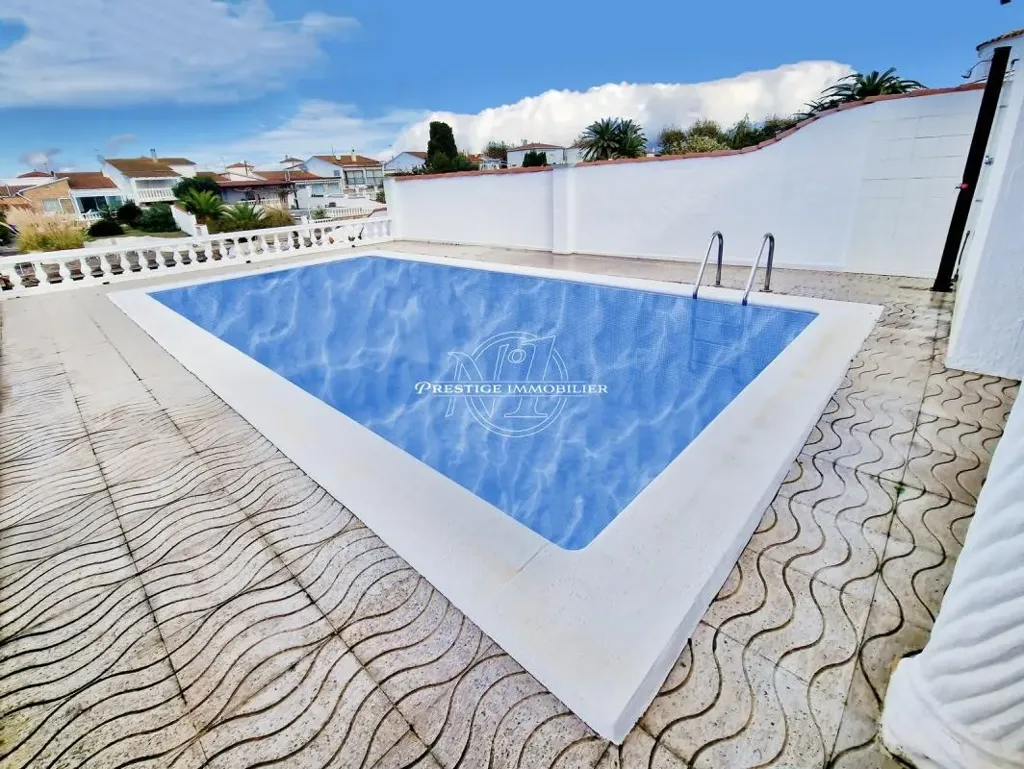 Piscine - Canal-View Villa with Pool in Castelló d'Empúries