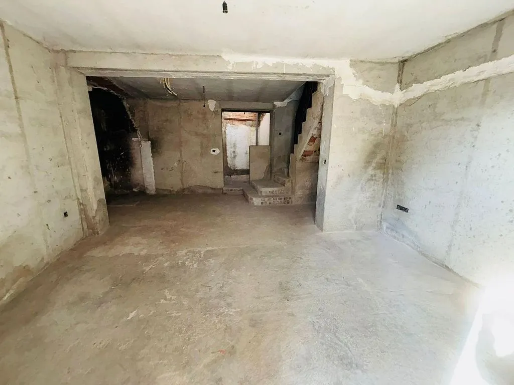 Pièces - Semi-detached House for Renovation in Calicasas