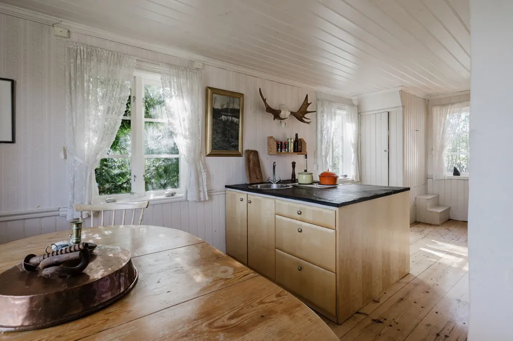 Cuisine - 1800s Farmhouse with Water View in Nora