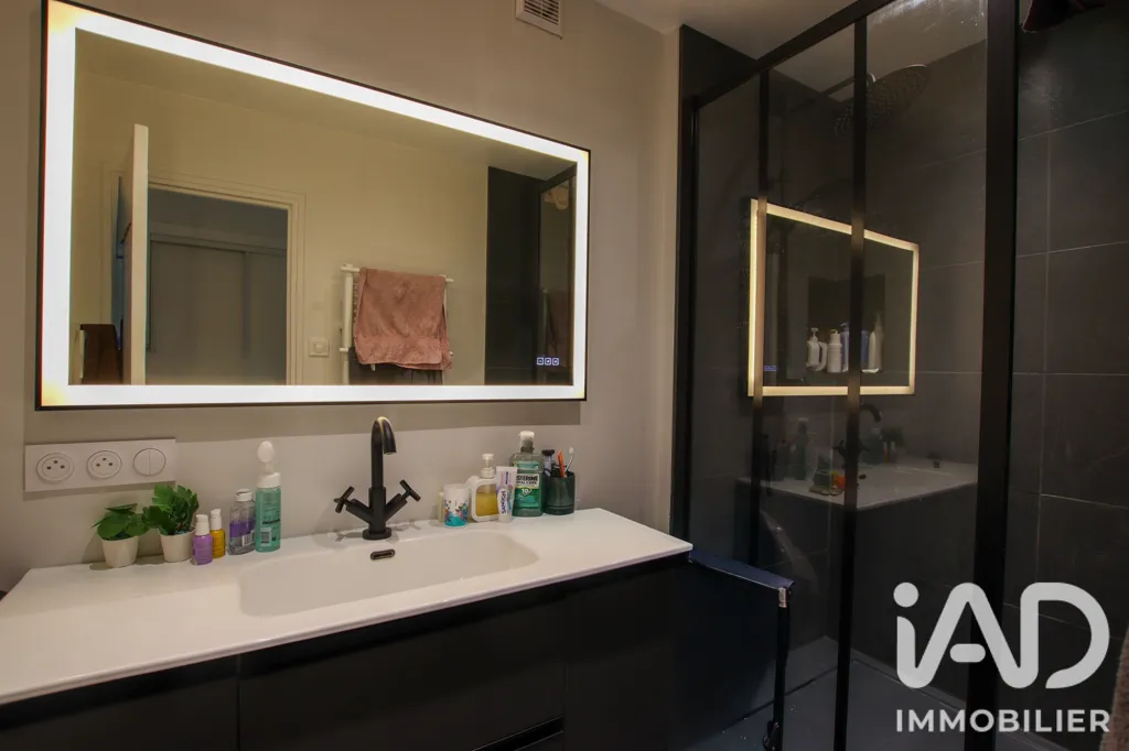Vannitoad - Transformed 3-Bed Apartment with Garage in Nîmes