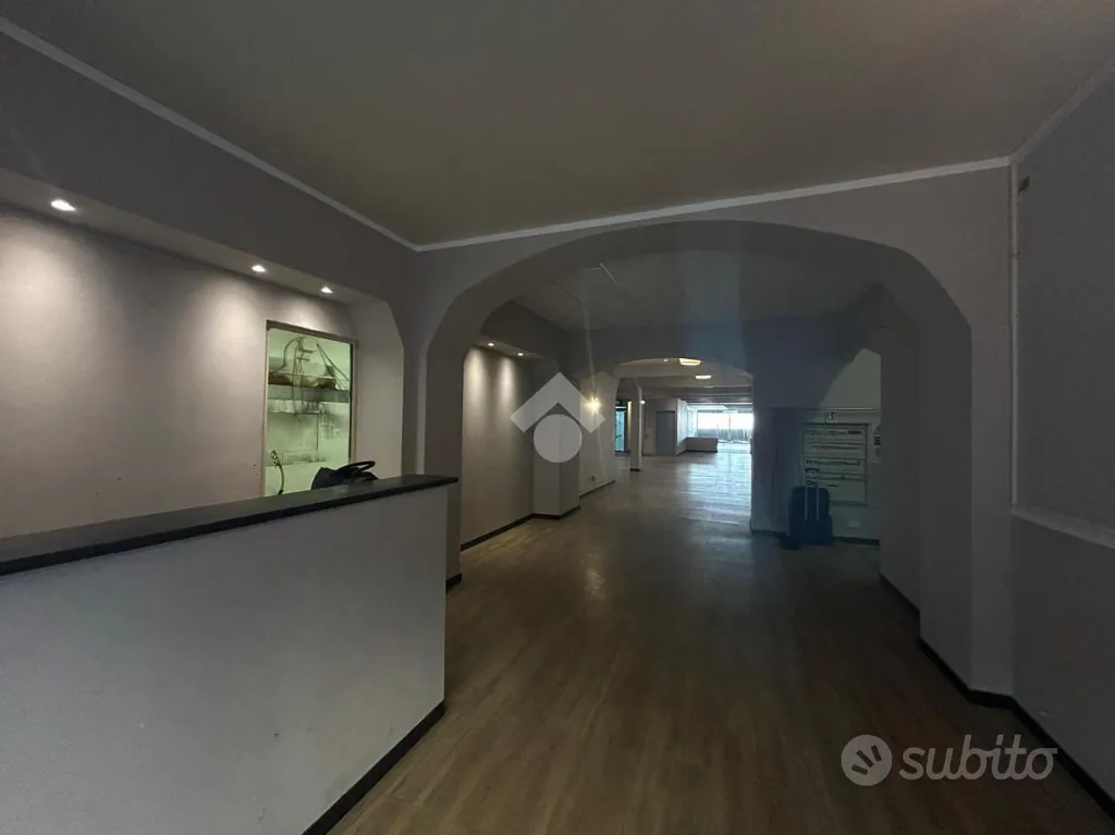 Entrée - Commercial Shop with Seafront Courtyard in Lavagna