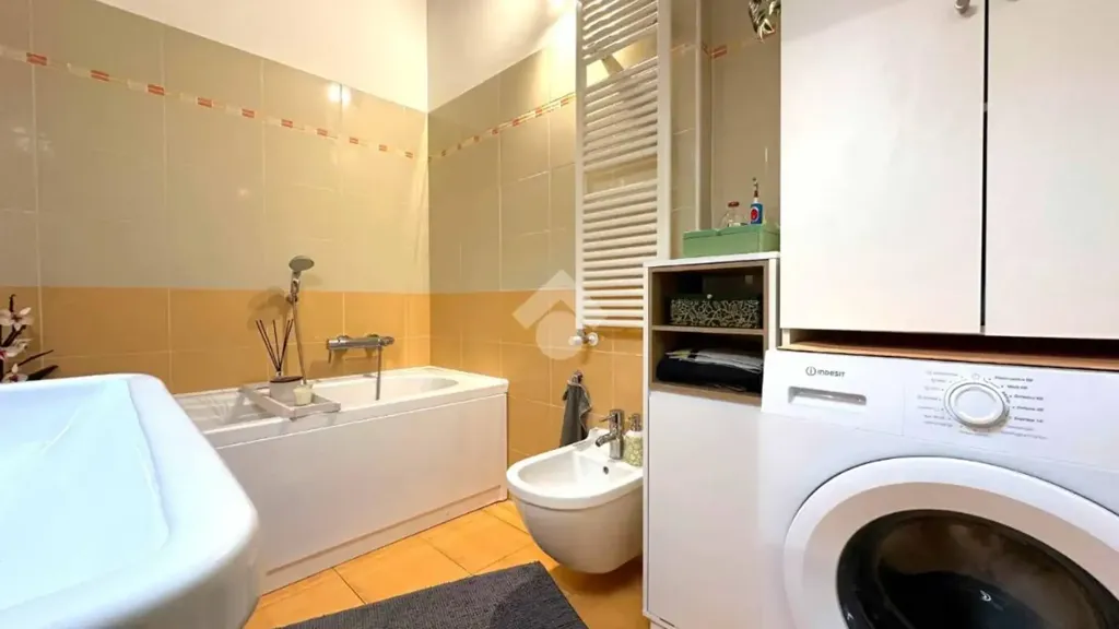 Salles de bain - Attico with Balcony in Crespiatica