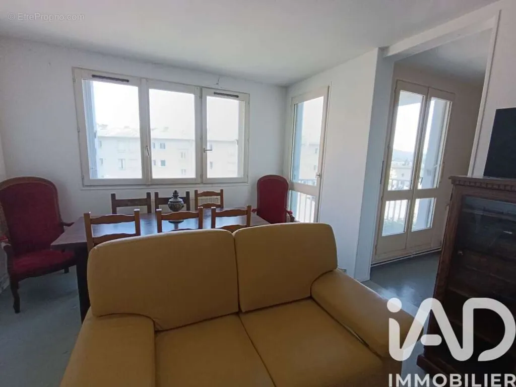 Séjour - Appartement à Rénover avec Balcon à Nouzonville