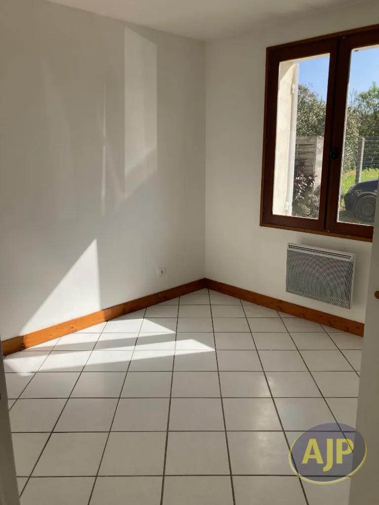 Toad - 3-Room Flat with Parking in Lamarque
