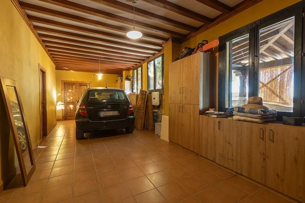 Garage - Chalet with Pool and Terrace in Nívar