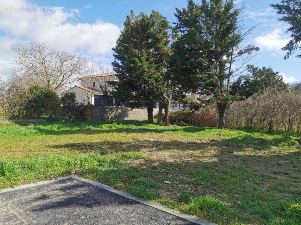 Aed - Buildable Land in Seysse, Quiet Setting