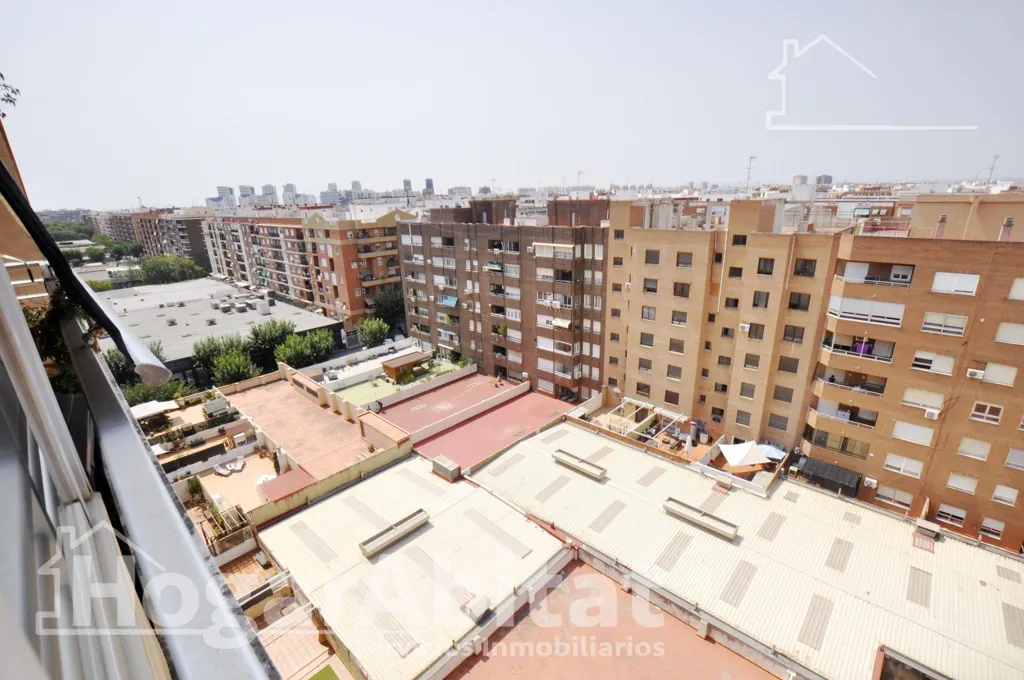 Rõdu - Spacious Apartment with Balcony in Malilla, Valencia