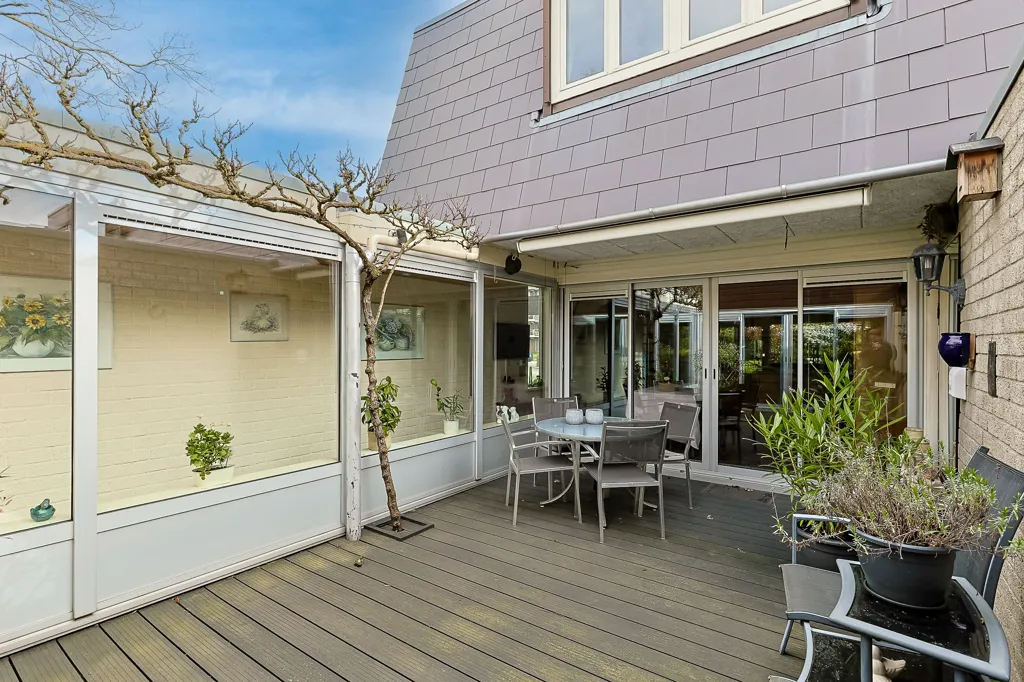 Terrass - Playfully Designed Corner Home with Patio in Leiderdorp