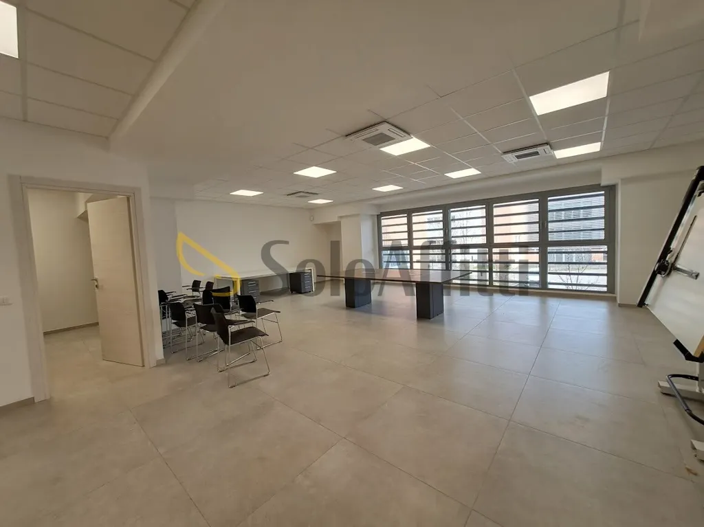 Bureau - Open Space Office with Parking in Sesto Fiorentino