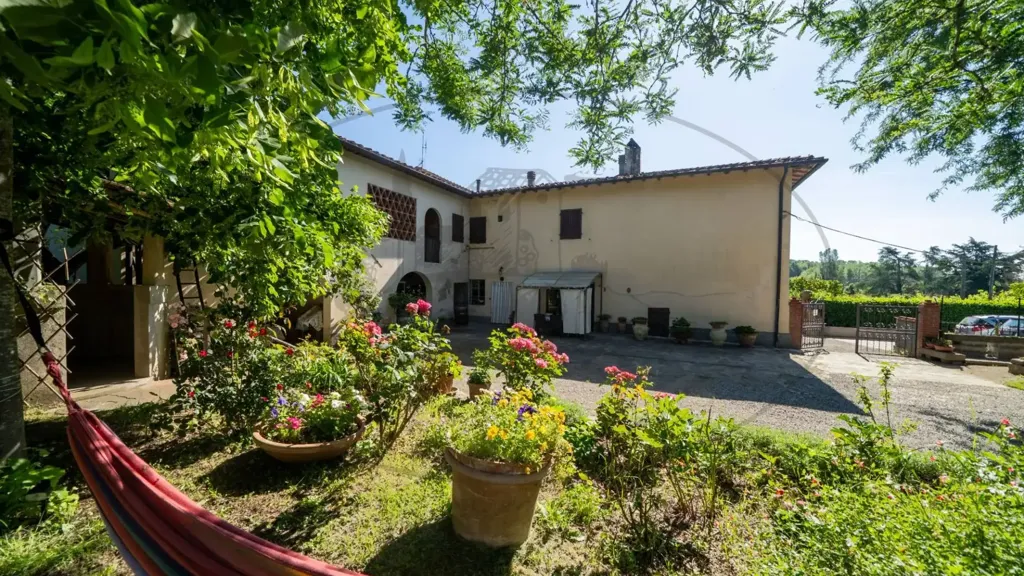 Aed - Rustic Farmhouse with Multiple Uses in Figline Valdarno