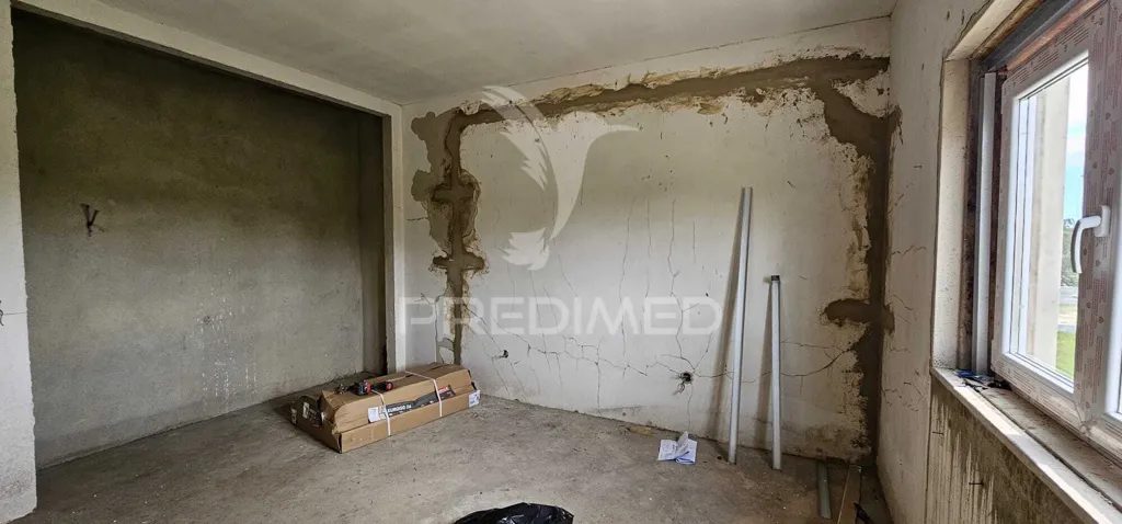 Pièces - Mixed Use Property with Pool in Remodelable House