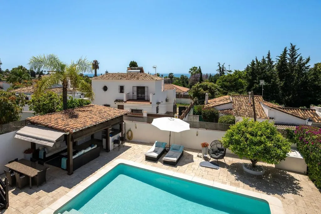 Piscine - Detached Villa with Private Pool in Río Real, Marbella