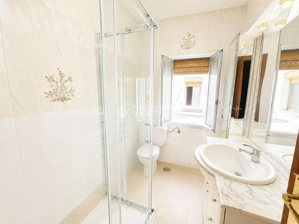 Bathrooms - Apartment with Terrace in Usera, Madrid