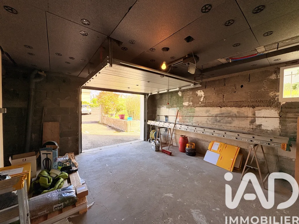 Garage - Maison Individuelle avec Jardin et Terrasse à Cantal