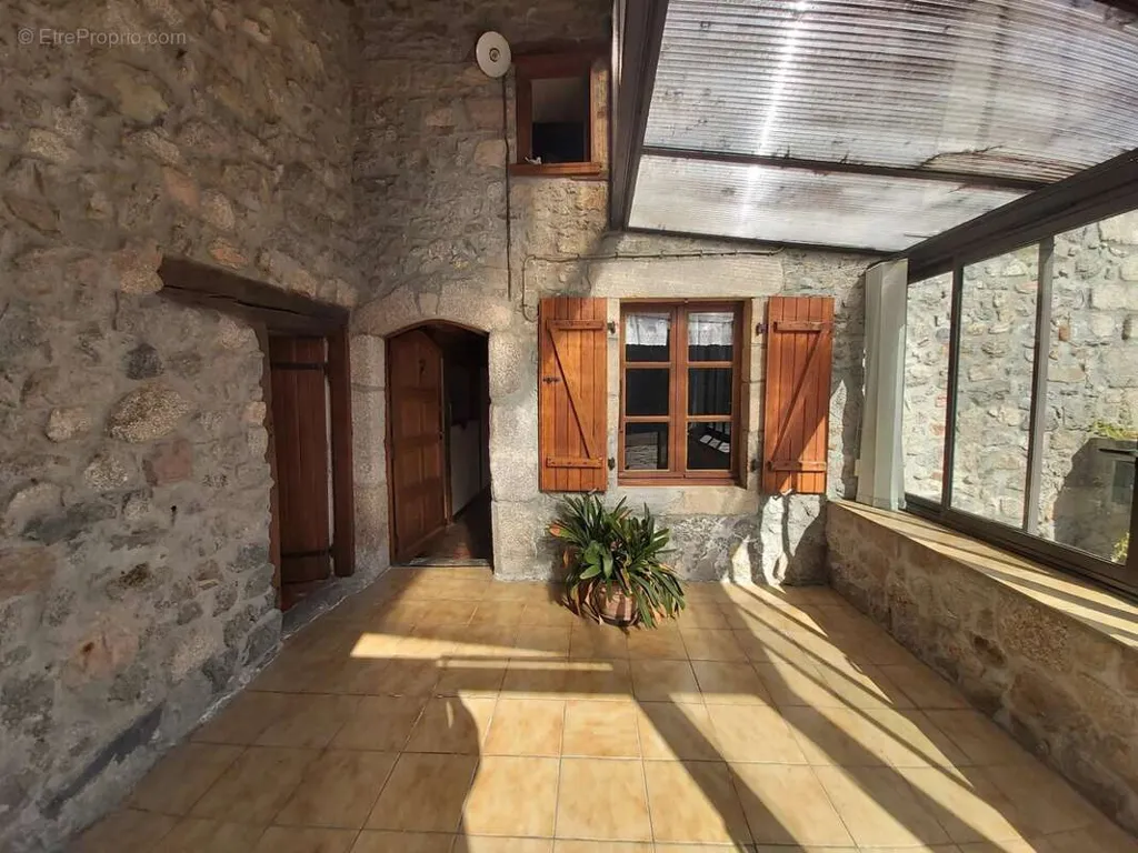 Terraza - Rustic Farmhouse to Renovate in Saulgond