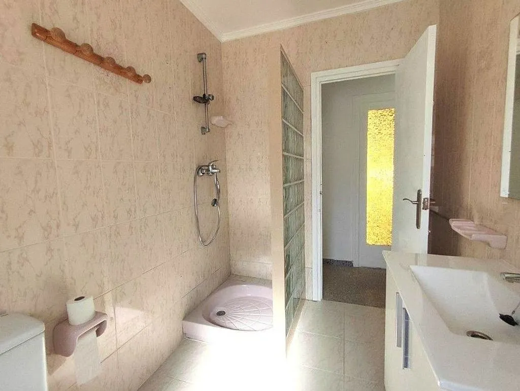 Bathrooms - Semi-Detached House Near Beach in Dénia