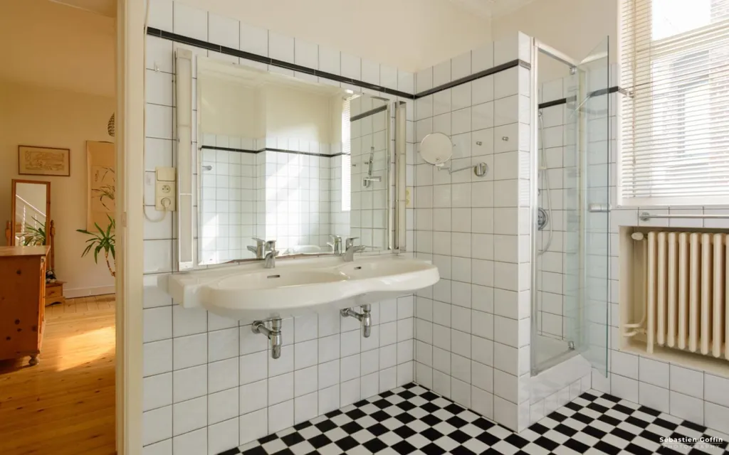 Salles de bain - Manoir des Années 1930 avec Terrasse à Schaerbeek