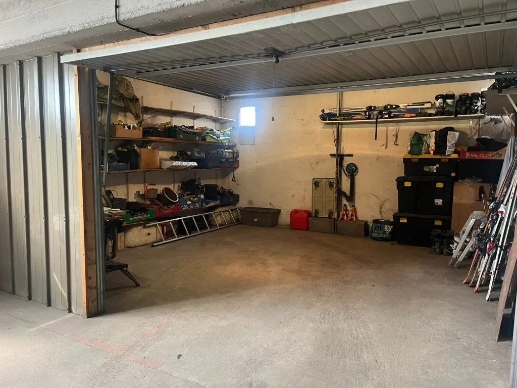 Garage - Appartement 3 pièces avec vue dégagée à Briançon