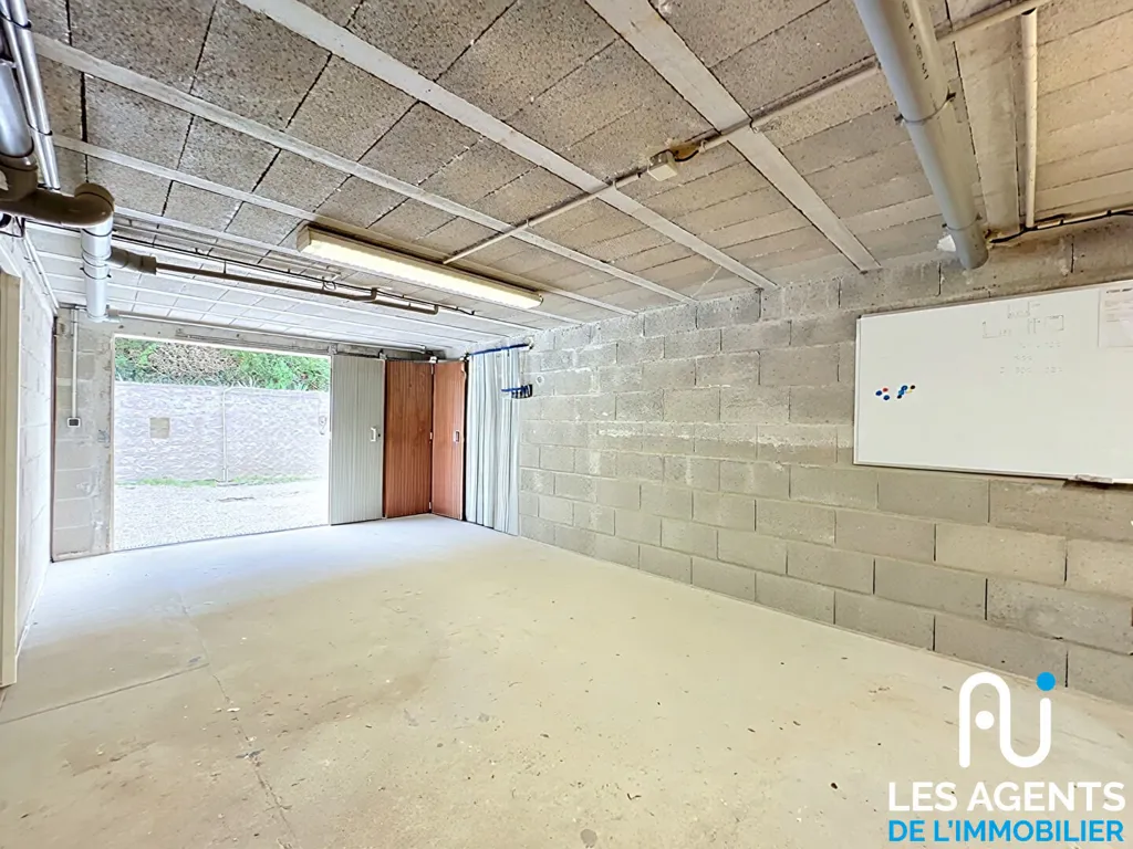 Garage - Contemporary House with Garden in Beaugency
