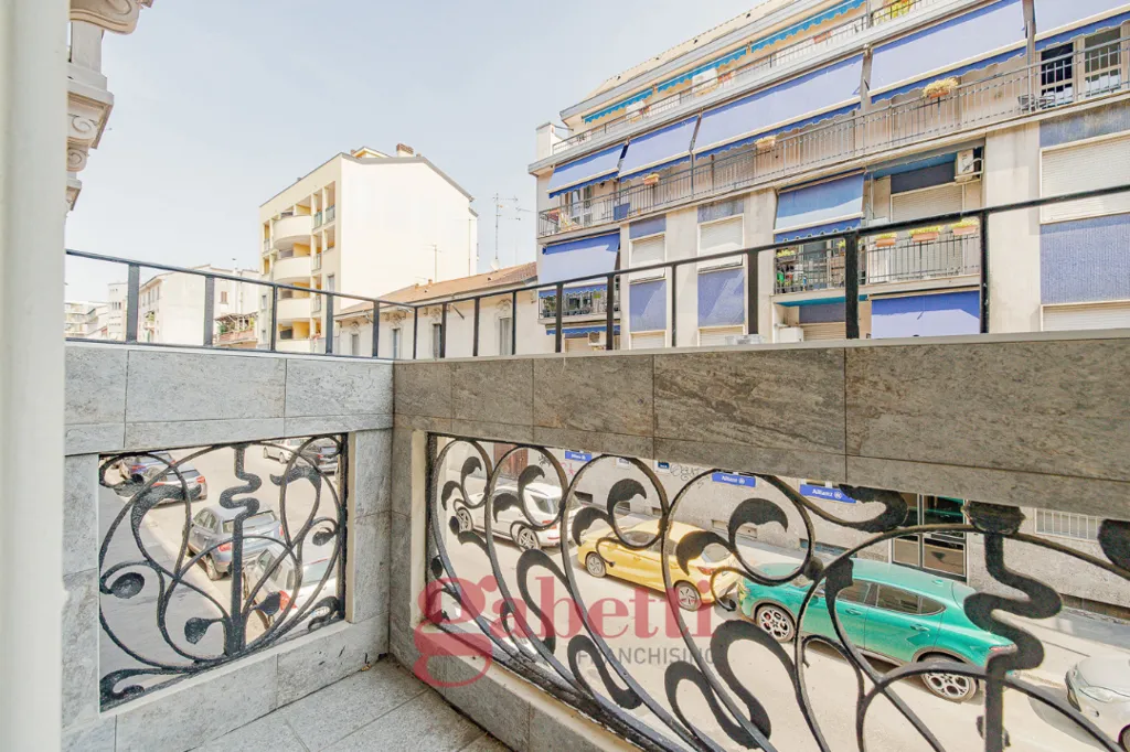Balcone - Appartamento con terrazzino in stabile d'epoca a Milano