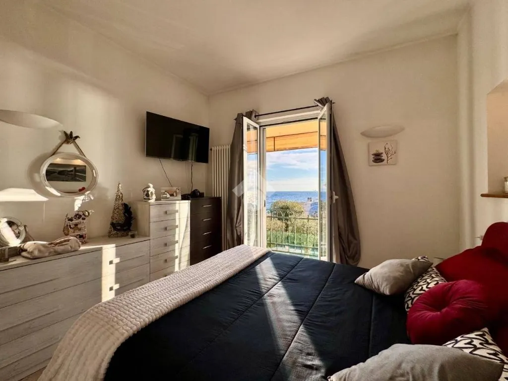 Chambres - Quadrilocale with Sea View Balcony in Noli