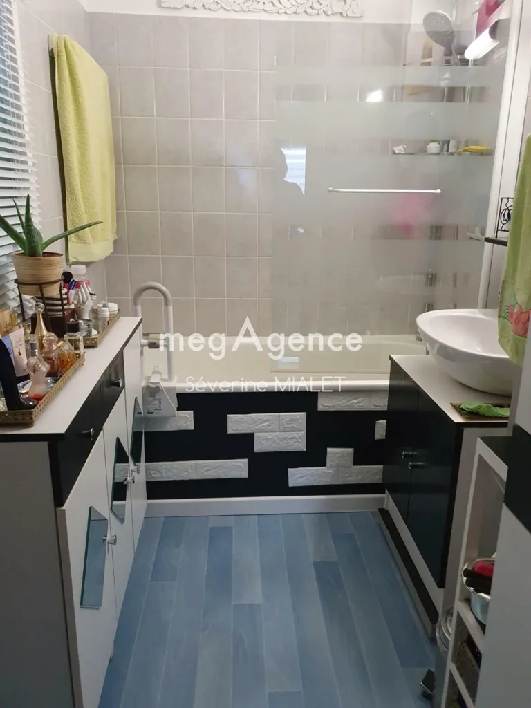 Bathrooms - Bright Flat with Balcony in Cognac