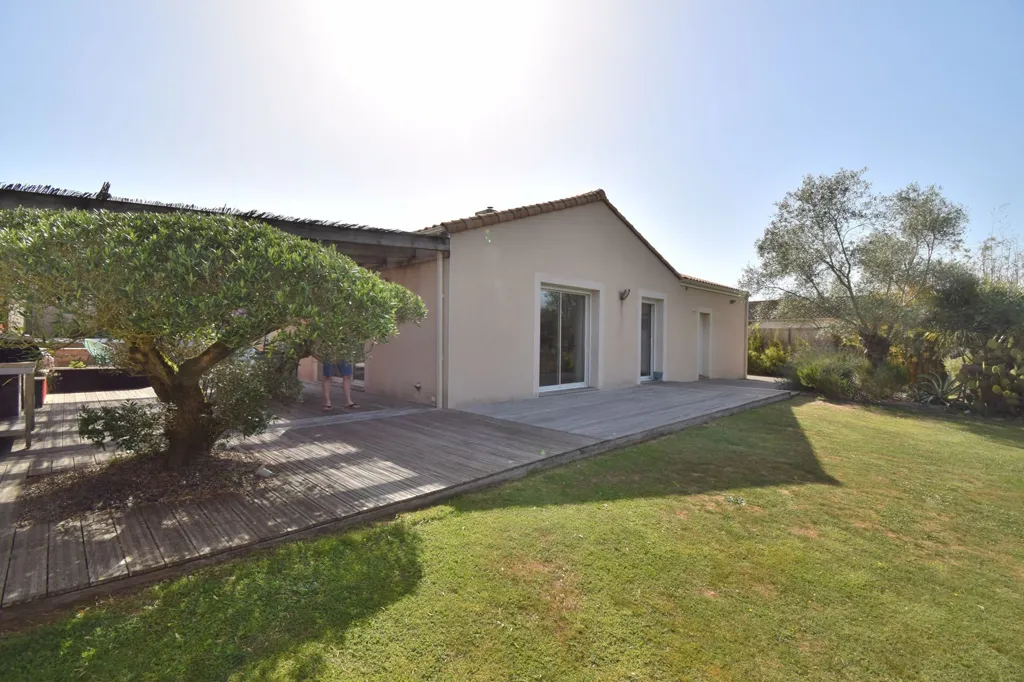 Aed - Contemporary House with Pool in Rocheservière
