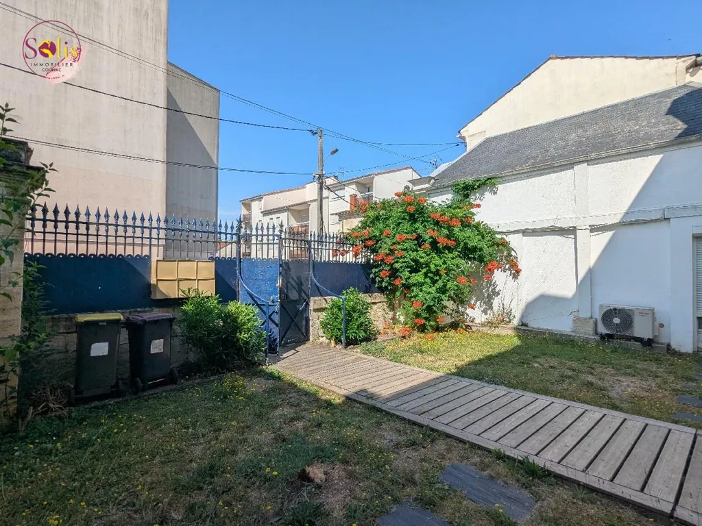 Garden - 2-Bedroom Apartment in Central Cognac
