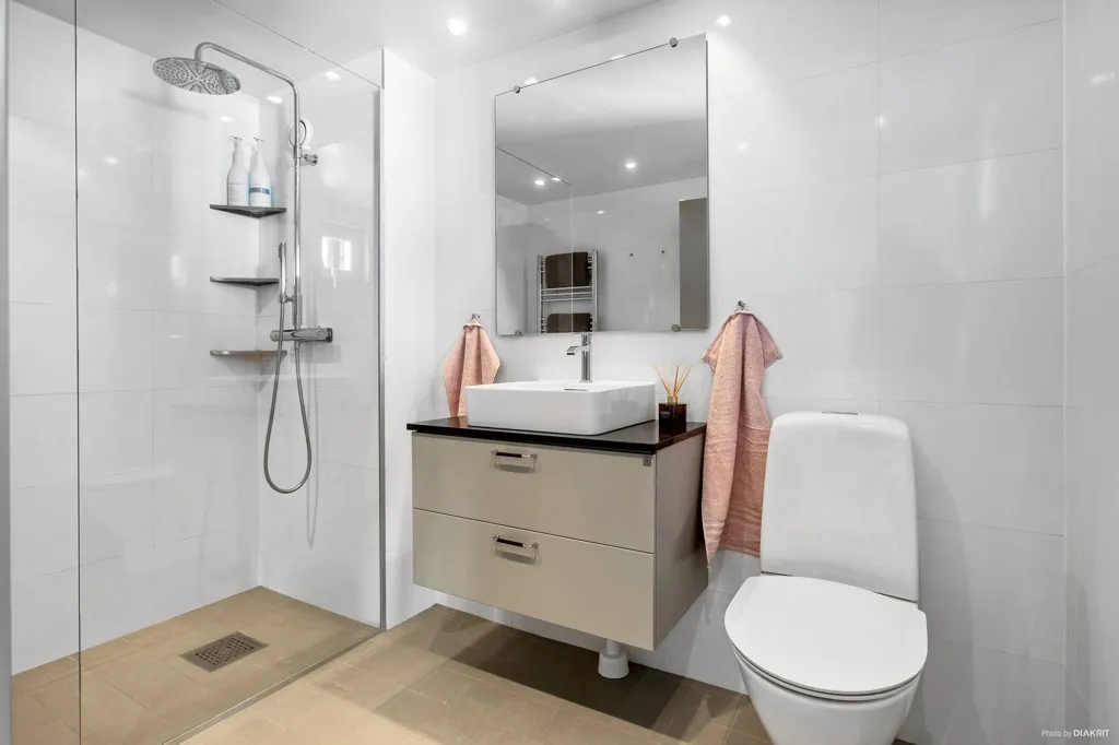 Salles de bain - Renovated Two-Storey House in Hummelmora