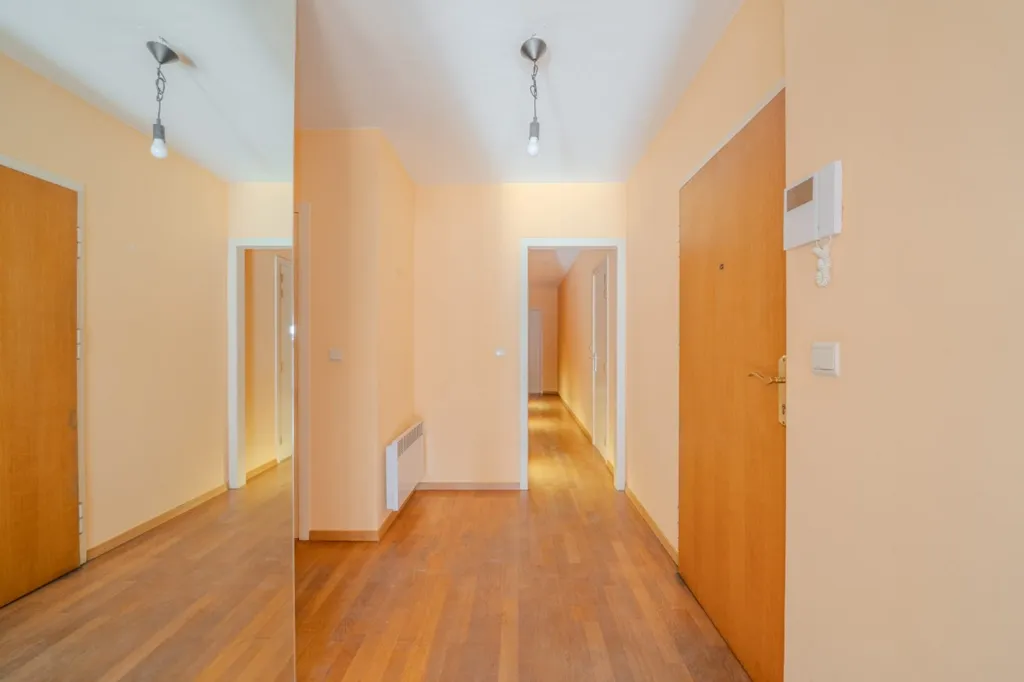 Entrée - Appartement de rez-de-chaussée avec terrasse en centre-ville