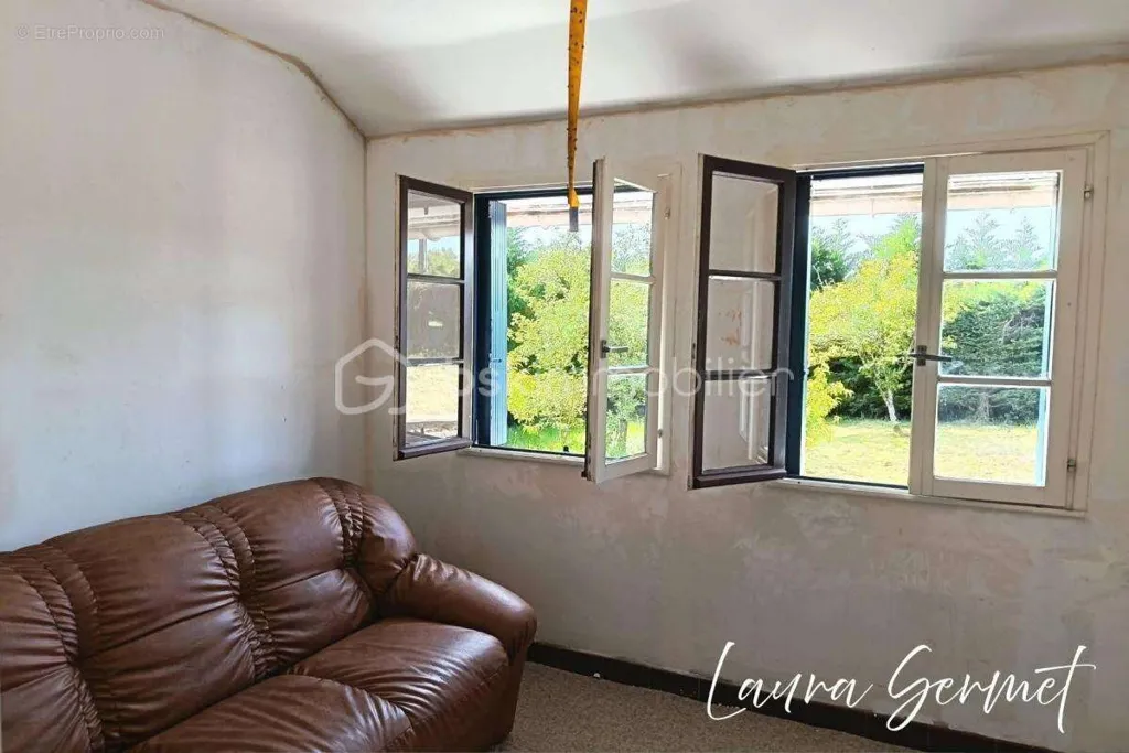 Séjour - Maisonnette à Rénover avec Terrain à Anjouin