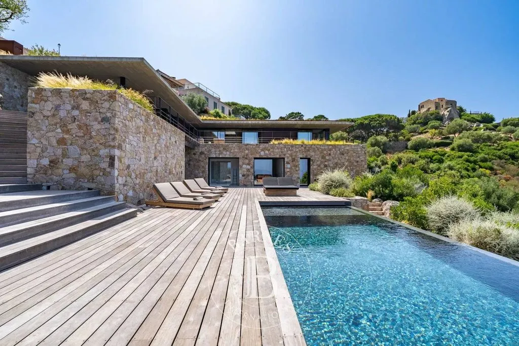 Piscine - Villa Contemporaine avec Vue Panoramique à Corbara