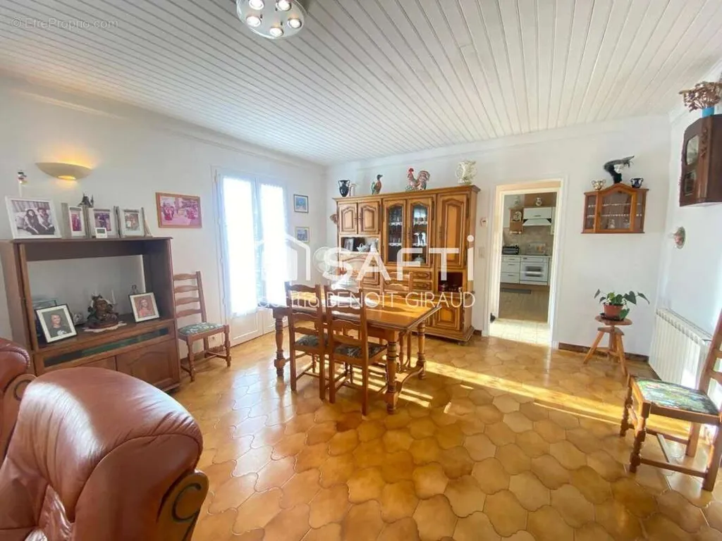 6-toaline maja asukohas Breuillet