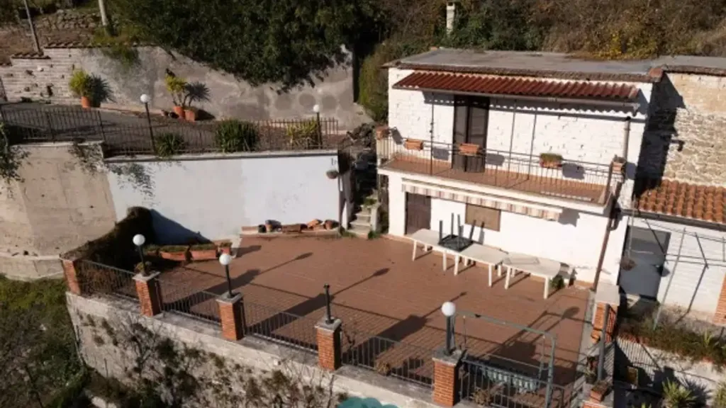 Villa with Garden in Poli
