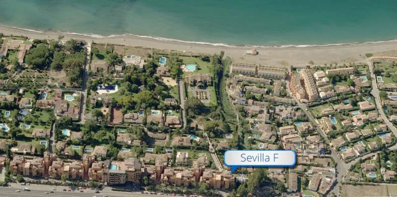 Beachfront Penthouse with Jacuzzi in Estepona