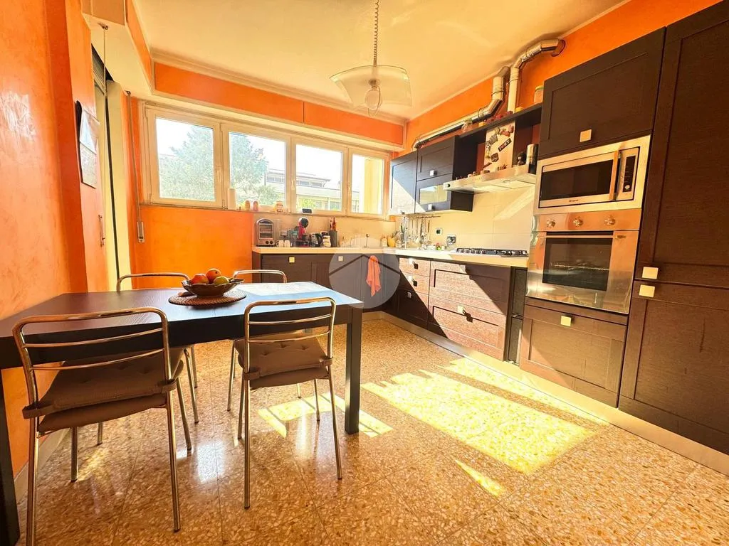 Cuisine - Four-Bedroom Apartment with Balcony in Florence