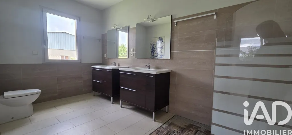 Bathrooms - Spacious House with Garden in Volesvres