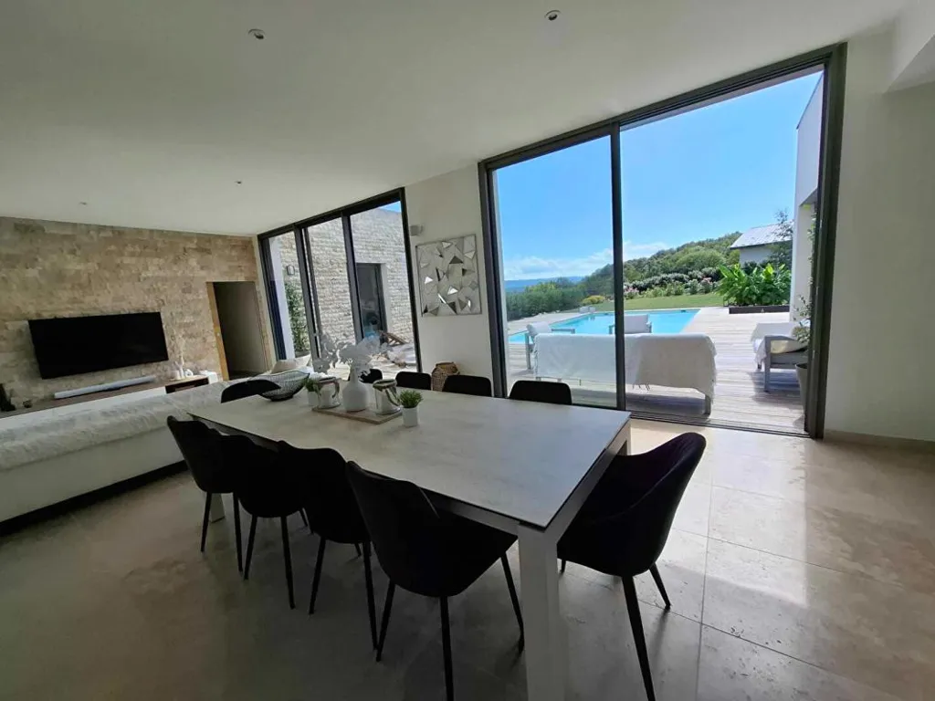 Salle à manger - Maison Contemporaine avec Piscine au Village de Ramasse