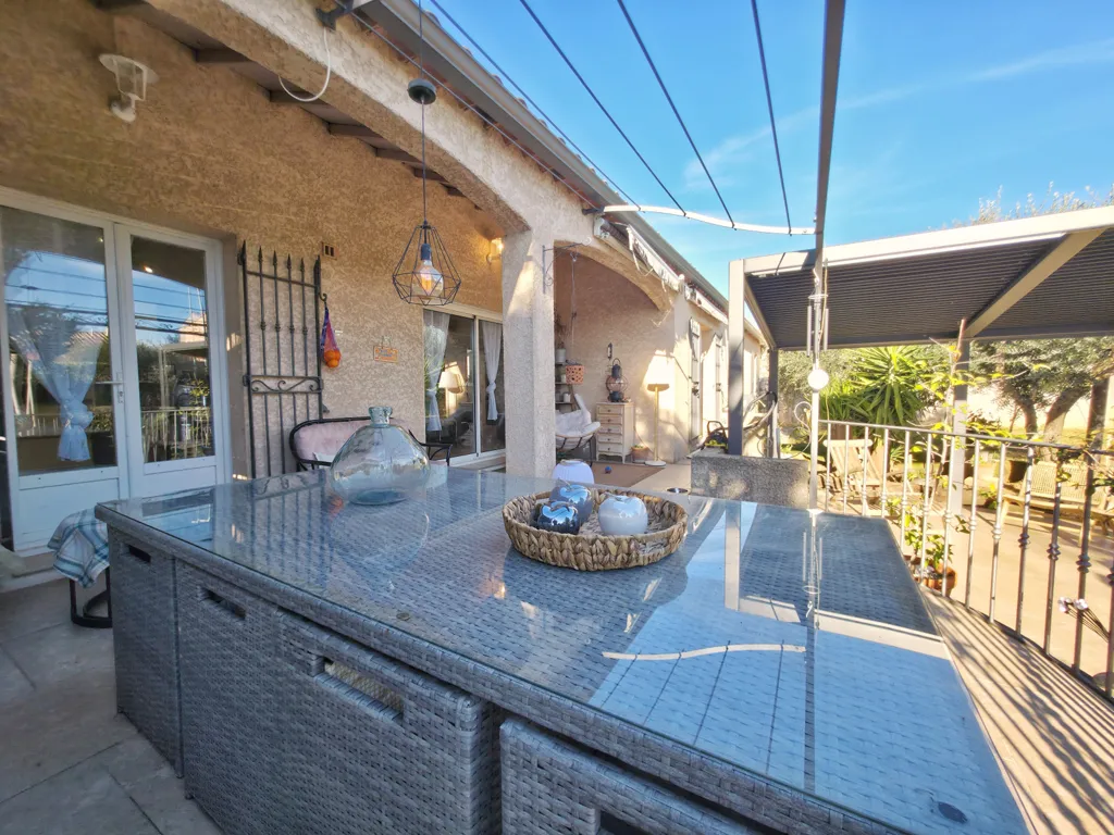 Terrasse - Maison avec Jardin et Grand Garage à Beaucaire