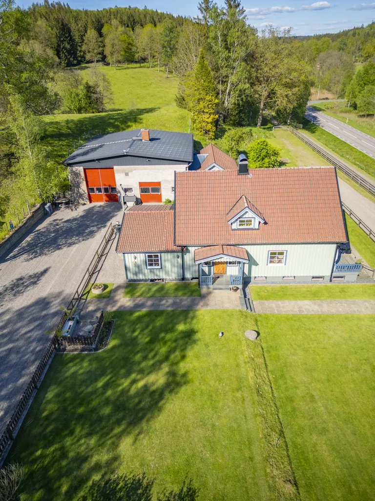 Vue aérienne - Villa with Workshop in Idyllic Setting