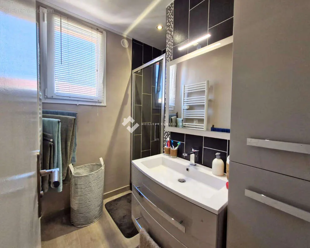 Salles de bain - Appartement avec Garage et Cour à Perpignan