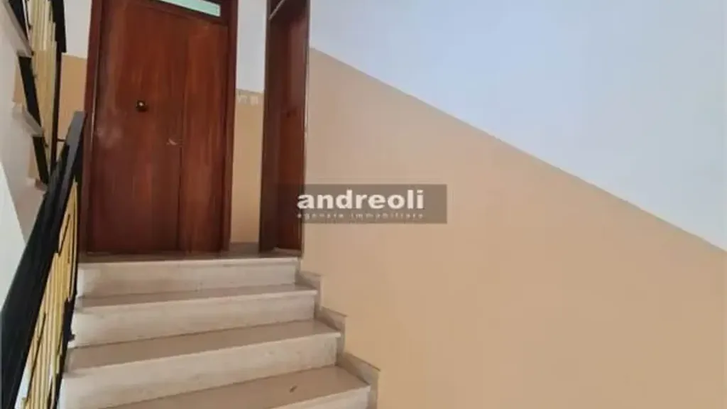 Stanze - Appartamento parzialmente ristrutturato con balcone a Jesi