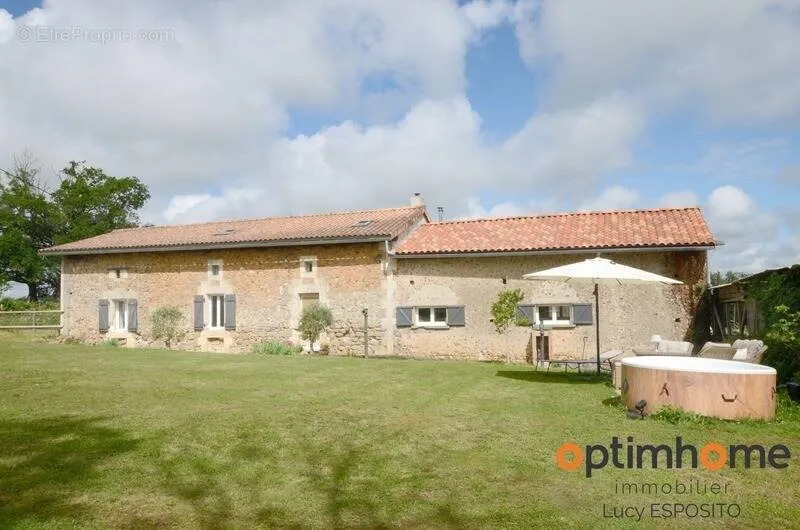 Extérieur - Ferme Rénovée avec Grand Jardin à Cherves-Châtelars