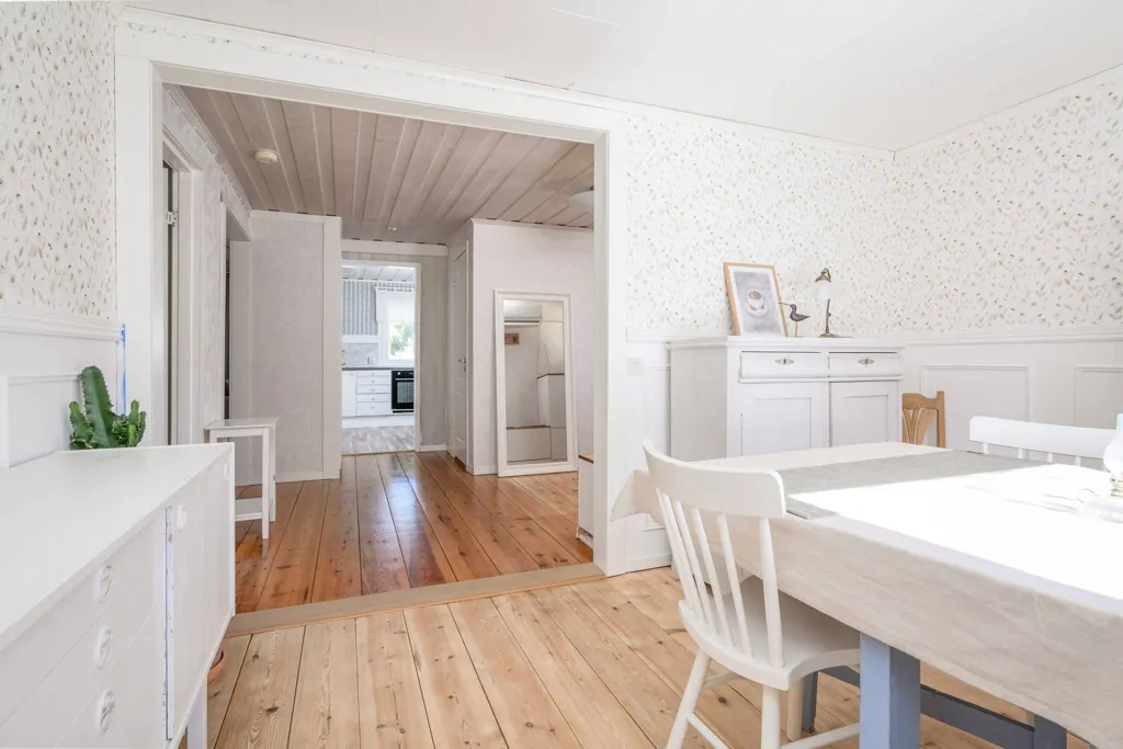 Söögituba - Charming Villa by the Stream in Björkom